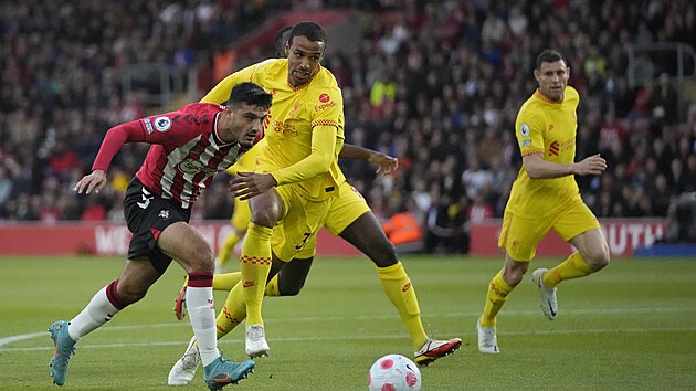 Armando Broja (vlevo) ze Southamptonu se sna projt pes Fabinha z Liverpoolu.