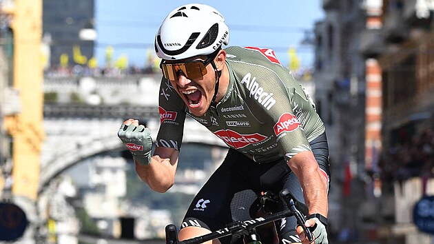 Italský cyklista Stefano Oldani se raduje z triumfu ve 12. etapě Gira.