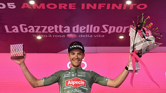 Italský cyklista Stefano Oldani se raduje z triumfu v 12. etapě Gira.