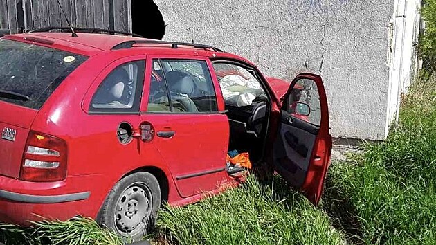 Řidič na Přerovsku zemřel poté, co vyjel ze silnice a narazil do domu. Síla nárazu doslova slisovala předek vozu.