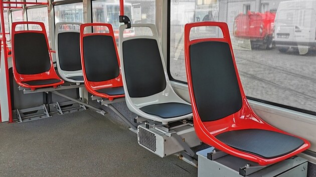 Olomouck dopravn podnik zaal v jedn z tramvaj testovat plastov sedaky, kter by mohly v budoucnu nahradit nyn pouvan polstrovan.