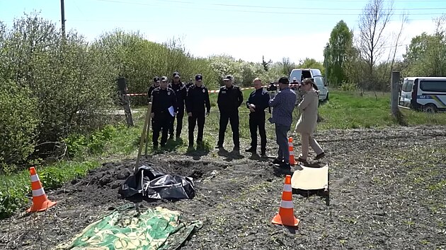 Ukrajinská policie objevila u Kyjeva masový hrob. Mezi ostatky byly doklady...