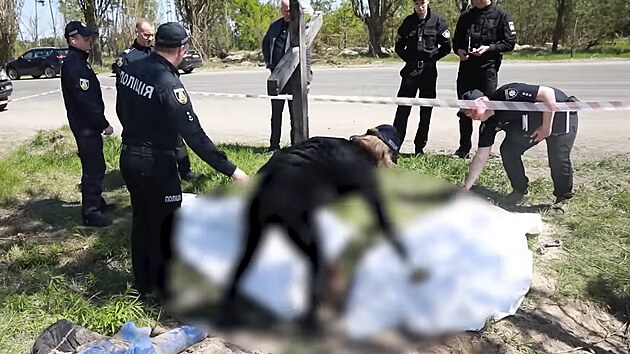 Policisté objevili u Kyjeva v masovém hrobě doklady českého občana. (17.5.2022)