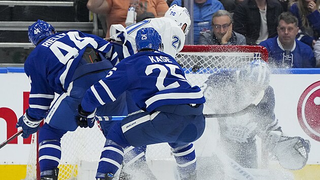 Ondřej Kaše (25) z Toronto Maple Leafs se pokouší pomoci svému gólmanovi Jacku Campbellovi, kterého atakuje Nicholas Paul z Tampa Bay Lightning.