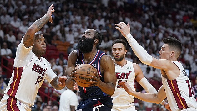 James Harden (u me) z Philadelphia 76ers se tla na ko Miami Heat, brn ho P. J. Tucker (17), Max Strus (31) a Tyler Herro.