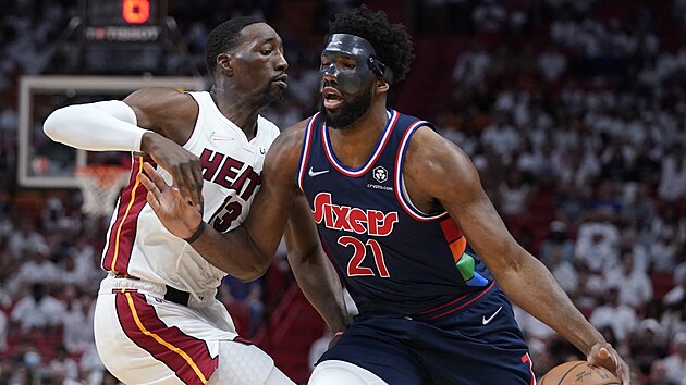 Joel Embiid (21) z Philadelphia 76ers se dere ke koi Miami Heat, brn ho Bam Adebayo.