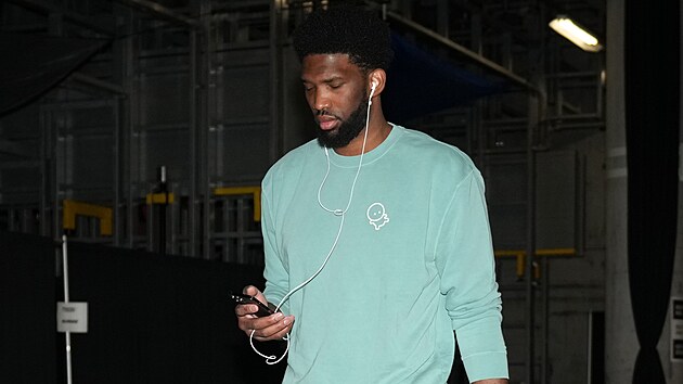 Joel Embiid z Philadelphia 76ers pichz k zpasu.