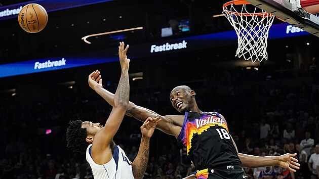 Bismack Biyombo (18) z Phoenix Suns blokuje Sterlinga Browna z Dallas Mavericks.