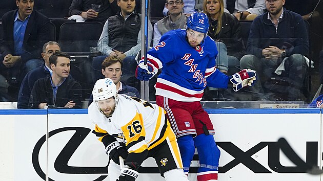 Jason Zucker (16) z Pittsburgh Penguins a Filip Chytil (72) z New York Rangers bojuj u mantinelu.