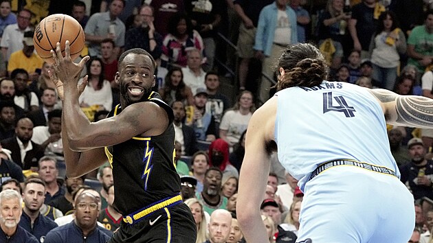 Draymond Green (vlevo) z Golden State Warriors pod tlakem Stevena Adamse z Memphis Grizzlies.