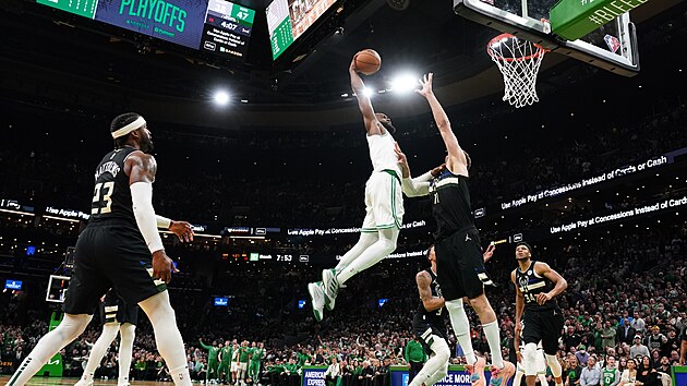 Jaylen Brown (v blm) z Boston Celtics smeuje na ko Milwaukee Bucks.