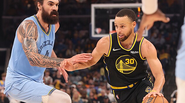 Stephen Curry (30) z Golden State Warriors to v zpase s Memphis Grizzlies, brn ho Steven Adams.