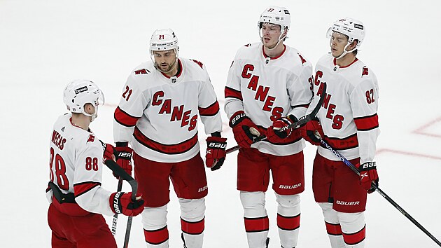 Martin Neas (88), Nino Niederreiter (21), Andrej Svenikov (37) a Jesperi Kotkaniemi (82) slav gl Carolina Hurricanes.