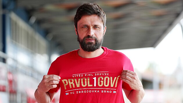 Pavel Zavadil oslavil se Zbrojovkou Brno postup do prvn ligy.