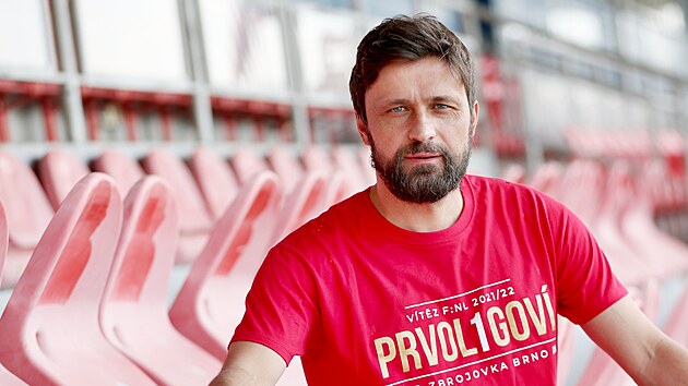 Pavel Zavadil oslavil se Zbrojovkou Brno postup do prvn ligy.