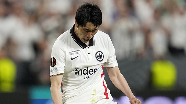 Daiči Kamada z Frankfurtu slaví proměněnou penaltu.