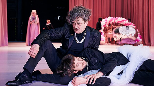 Sa�a Ra�ilov a Maty� �ezn��ek v p�edstaven� Mnoho povyku pro nic