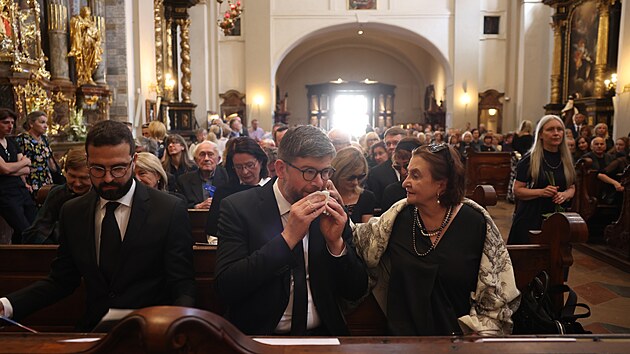 Jiří Pospíšil a Eva Holubová v první řadě kostela U Pražského Jezulátka, kde se konalo rozloučení s Medou Mládkovou (19. května 2022).