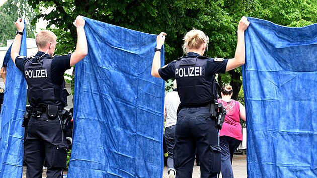 Policie hlídkuje v okolí školy v německém Bremrhavenu, kde došlo ke střelbě. (19. května 2022)