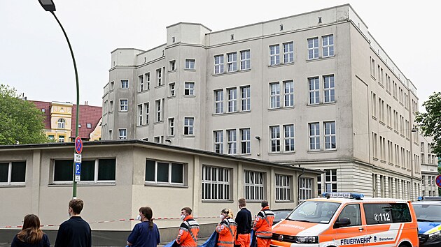 Policie hlídkuje v okolí školy v německém Bremrhavenu, kde došlo ke střelbě. (19. května 2022)
