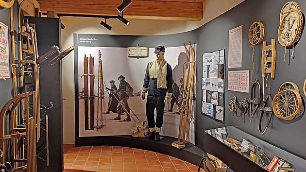 Ve dvou místnostech roubenky čp. 1 vzniklo muzeum lyžování. Na snímku je expozice historie bílého sportu.