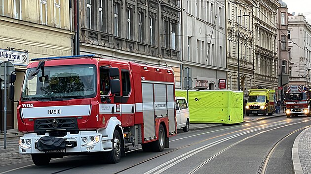 Pražští policisté společně se záchrankou zasahují v pražské ulici Na Slupi, kde...