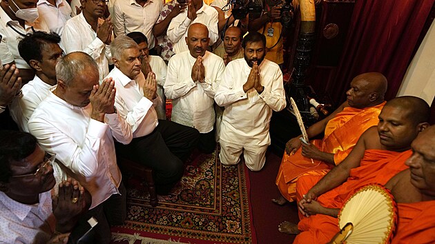 Nov srlansk premir Ranil Vickremesinghe (tet zleva) se astn nboenskch obad v chrmu v Kolombu na Sr Lance. (12. kvtna 2022)
