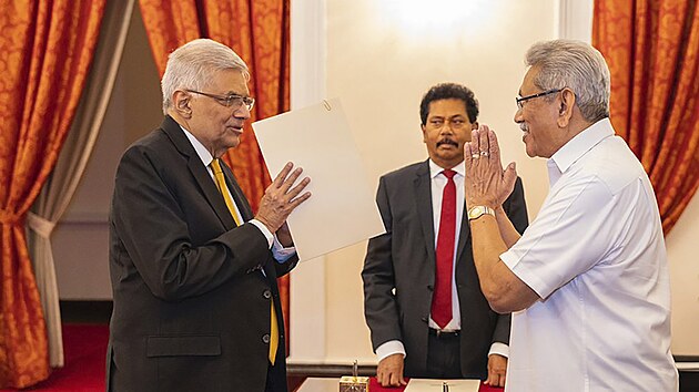 Srí Lanku a do voleb povede dosavadní premiér Ranil Vikremesinghe (vlevo) (12. kvtna 2022)