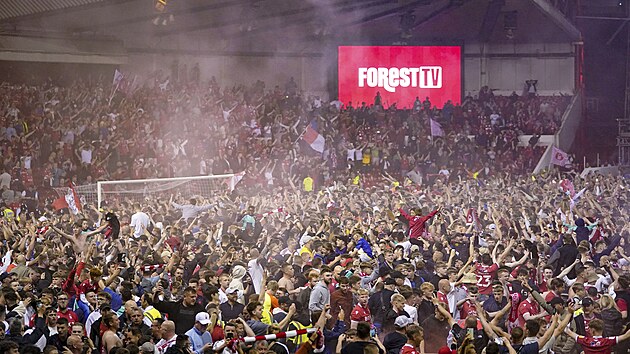 Fanouci fotbalist Nottinghamu Forest oslavuj postup do finle play off o dodatenou mstenku v Premier League pmo na trvnku.