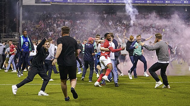 Fanoušci fotbalistů Nottinghamu Forest oslavují postup do finále play off o dodatečnou místenku v Premier League přímo na trávníku.