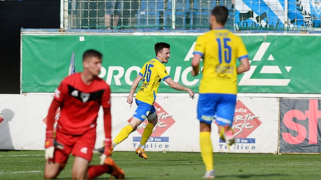 Teplick fotbalista Jan Forteln (dle) oslavuje svou trefu v barovm duelu s Vlaim.