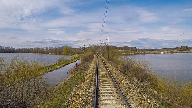 U Zlivi se tra� �. 190 propl�t� mezi rybn�ky.