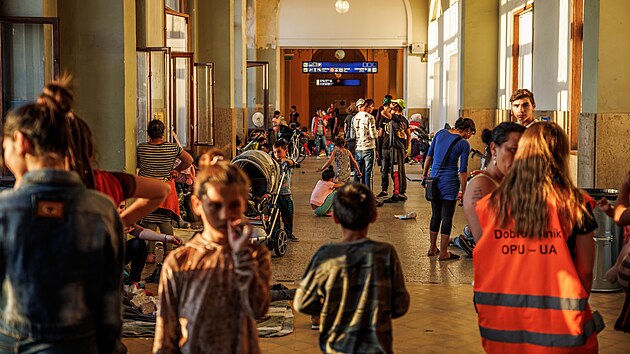 Ukrajinští uprchlíci se v Praze utábořili na hlavním nádraží. (11. května 2022)