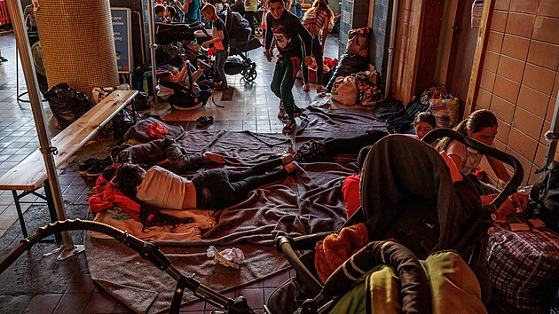 Ukrajinští uprchlíci se v Praze utábořili na hlavním nádraží. Matky s dětmi spí na dekách na zemi. (11. května 2022)