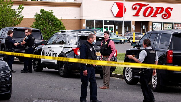 Osmnáctiletý mladík zastřelil deset lidí v supermarketu v americkém Buffalu ve státě New York. Cílil na Afroameričany a čin vysílal na internetu. (14. května 2022)