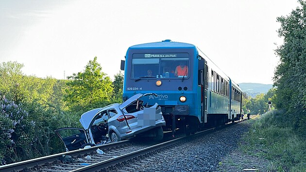 Tragická srážka vlaku s osobním autem na železničním přejezdu u Berouna. (18. května 2022)