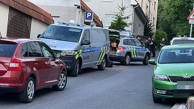 Kriminalisté vyšetřují nález mrtvého novorozence v igelitovém pytli na Praze 5. (18. května 2022)