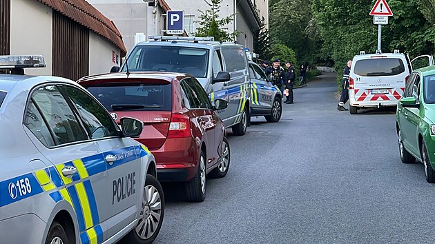 Kriminalisté vyšetřují nález mrtvého novorozence v igelitovém pytli na Praze 5. (18. května 2022)