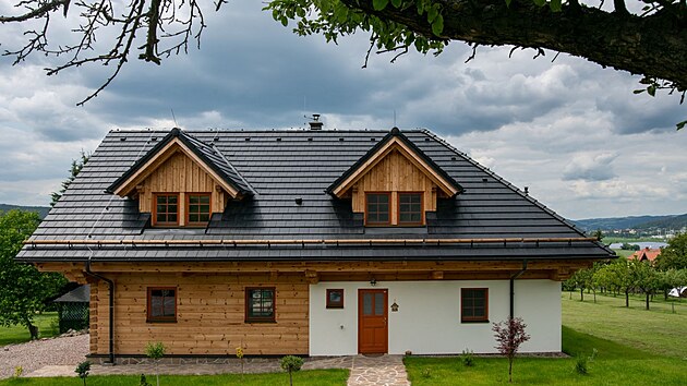 Více než metr dlouhé přesahy střechy mají svůj důvod. V létě cloní okna před slunečními paprsky a za deště chrání dřevěnou konstrukci před vodou, která by se na jeho vzhledu podepsala.