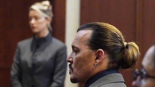 Amber Heardová a Johnny Depp u soudu (Fairfax, 16. května 2022)