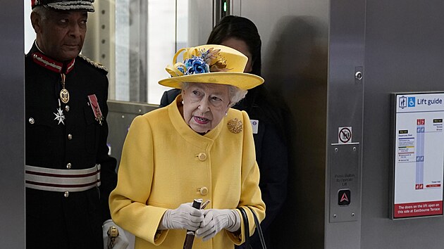 Krlovna Albta II. na ndra Paddington u pleitosti dokonen Elizabeth Line (Londn, 17. kvtna 2022)