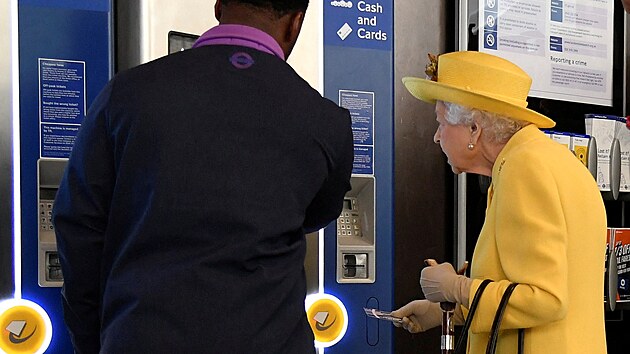 Královna Alžběta II. na nádraží Paddington u příležitosti dokončení Elizabeth Line (Londýn, 17. května 2022)