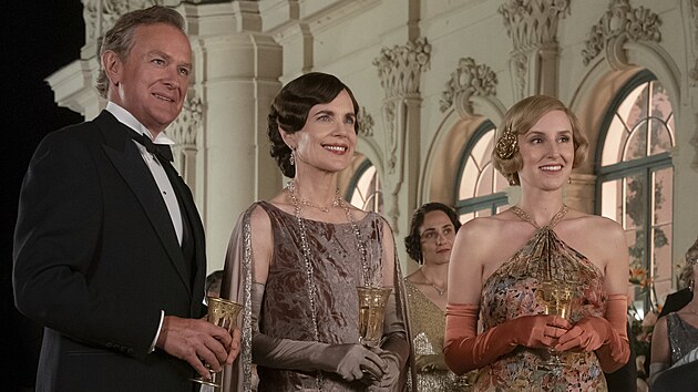Hugh Bonneville, Elizabeth McGovernov a Laura Carmichaelov ve filmu Panstv Downton: Nov ra (2022)