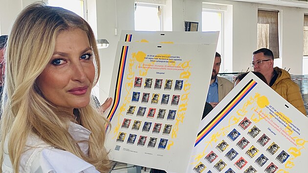 Tereza Maxová s aršíky svých známek 25 let Nadace Terezy Maxové (2022)