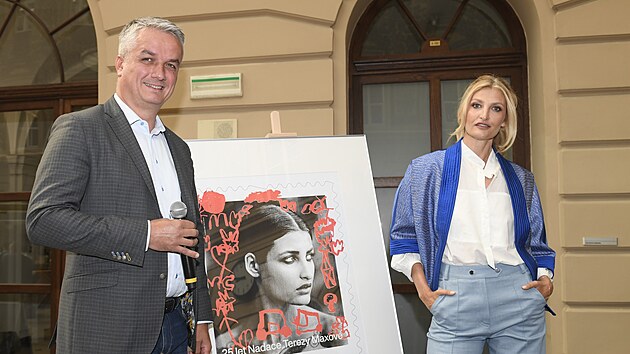 Generální ředitel České pošty Roman Knap a modelka Tereza Maxová se svou známkou (Praha, 18. května 2022)