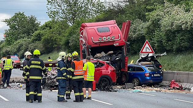 Tragická dopravní nehoda na 14,5 kilometru dálnice D1. Zemřeli dva lidé. (17. května 2022)