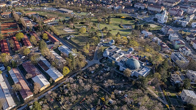 Brnnsk park na Krav hoe se roz zhruba o osm tisc metr tverench.