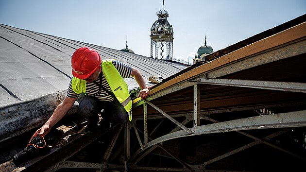 Na Výstavišti v Praze 7 začaly restaurátorské práce na vitrážích a dalších historických prvcích v Průmyslovém paláci, který se nyní opravuje a dostavuje po požáru z roku 2008 (10 .5. 2022)