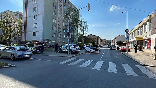 Pi nehod v Kralupech nad Vltavou se srazila tyi auta, mezi nimi i jedno policejn, kter jelo k jinmu ppadu (19. 5. 2022)