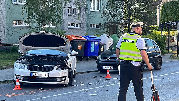 Pi nehod v Kralupech nad Vltavou se srazila tyi auta, mezi nimi i jedno policejn, kter jelo k jinmu ppadu (19. 5. 2022)